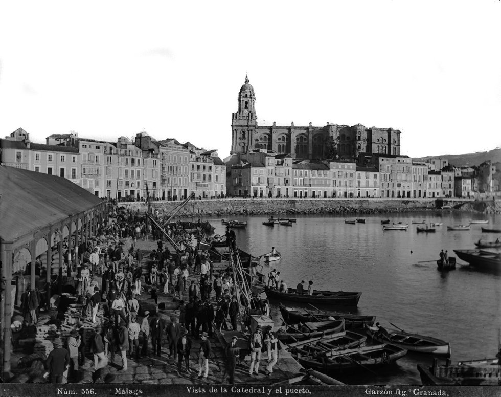 puerto_de_malaga_con_la_catedral_al_fondo_en_1897.jpg