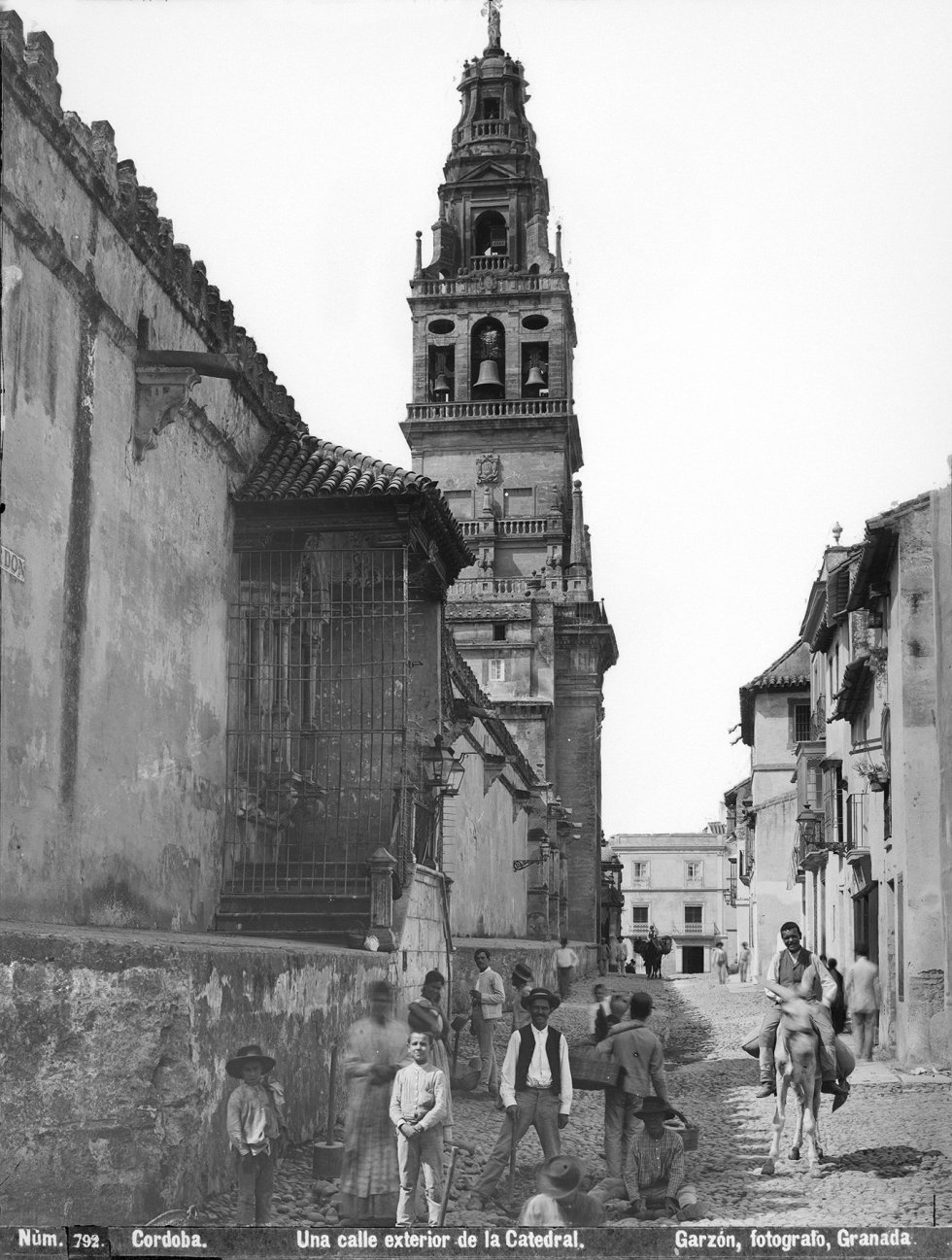 una_calle_exterior_de_la_catedral_de_cordoba_1896.jpg