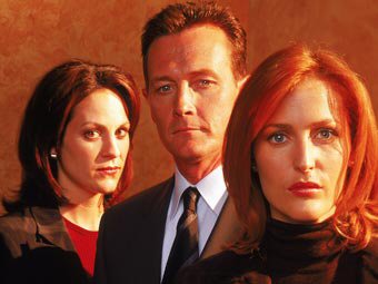 Monica_Reyes,_John_Doggett_and_Dana_Scully.jpg