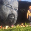 Bud Spencer fia Pesten fotózkodott le az apja tiszteletére graffitizett kép előtt. 