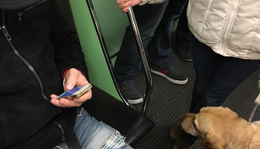 Felszállt a metróra a vak nő a kutyájával, de a sok fiatal nem engedte leülni