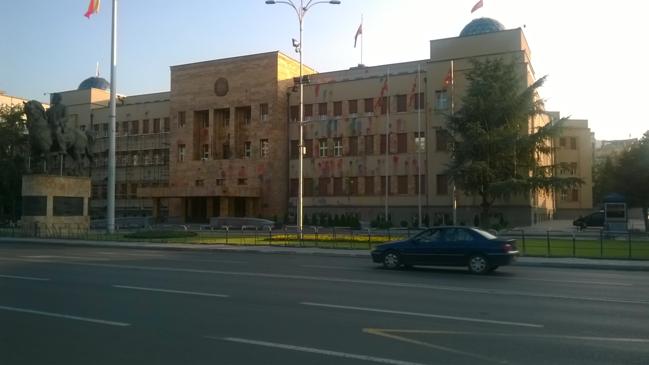 Skopje, Parlament. Színes, szagos.