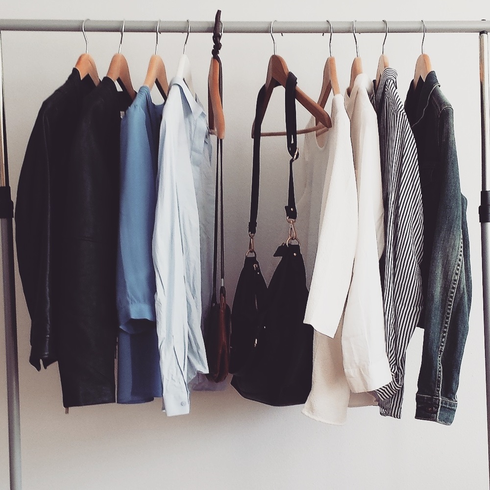 63607963343030692945612907_pros-and-cons-of-a-minimalist-wardrobe.jpg