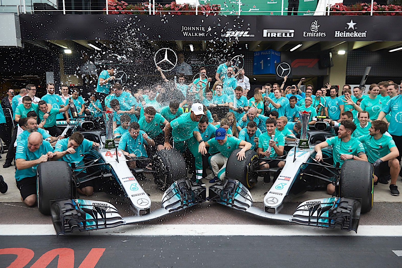 mercedes-amgwins-formula-1-champions-130073_1.jpg