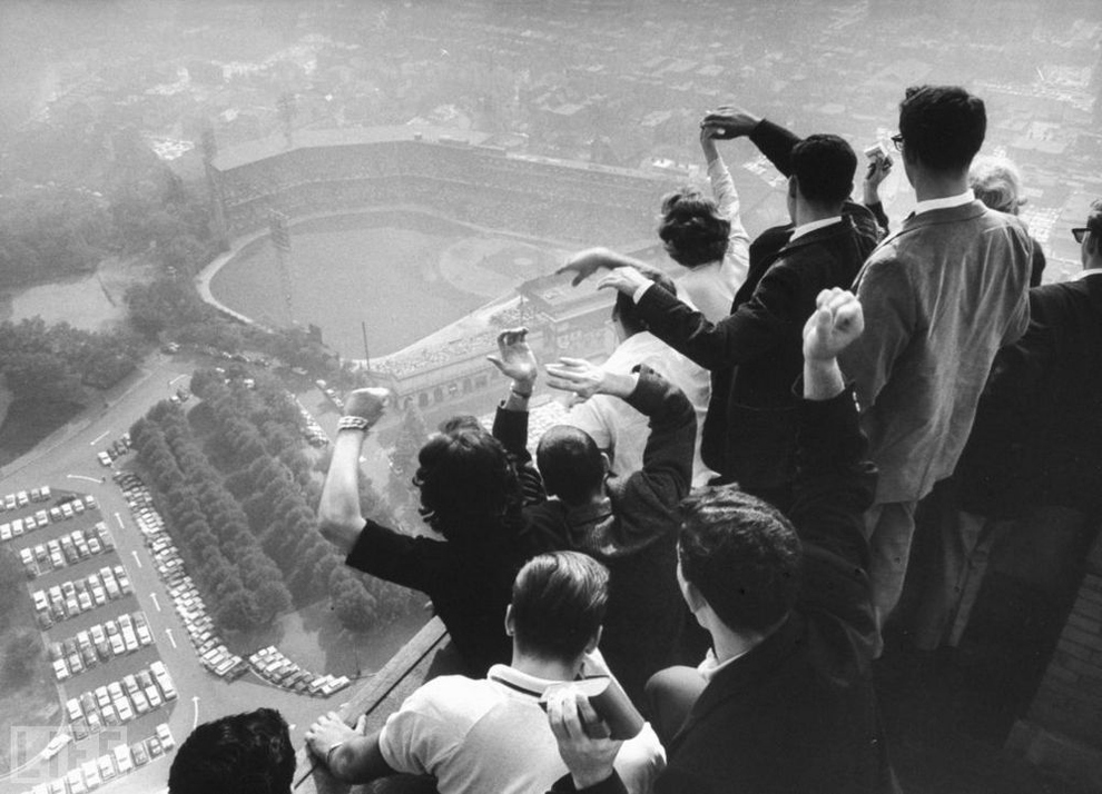 a_pittsburgh_pirates_world_series_gyozelmet_madartavlatbol_is_megprobaljak_nyomon_kovetni_a_szurkolok_1960.jpg