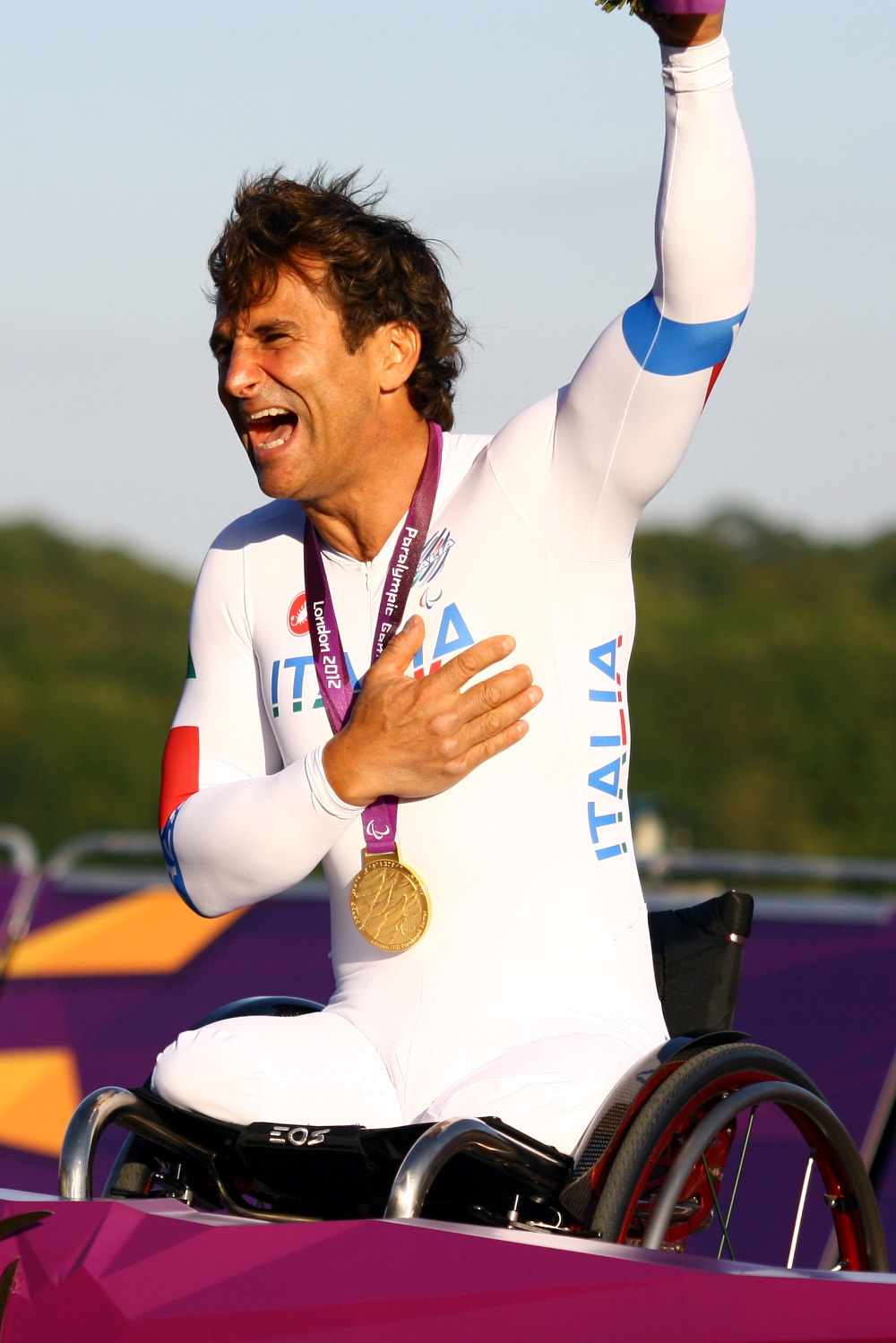 alex-zanardi-celebrates-his-gold-medal.jpg
