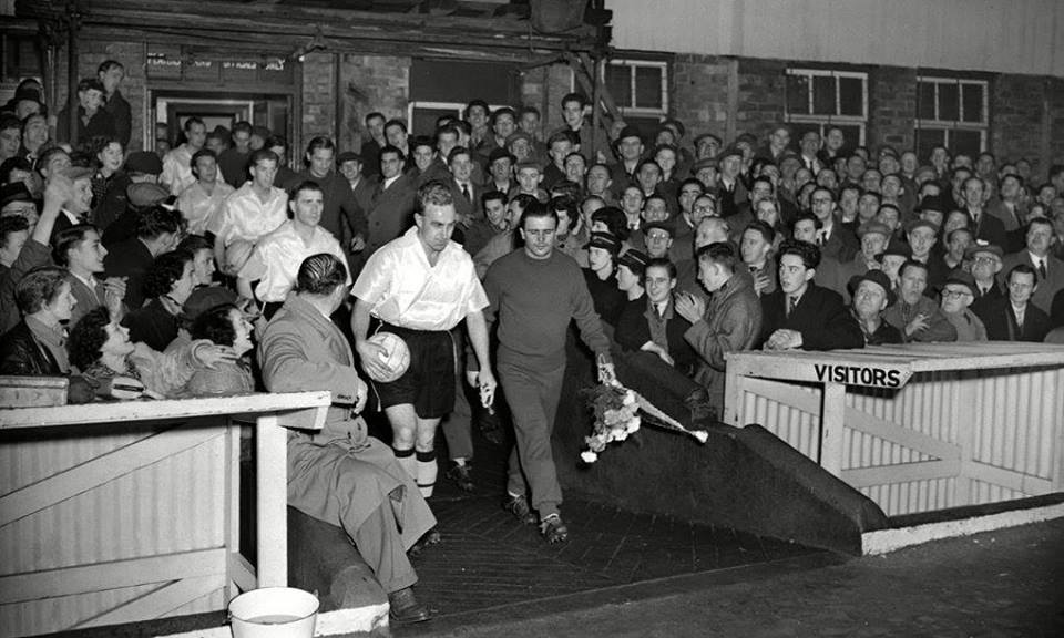 billy_wright_and_ferenc_puskas_lead_their_sides_out_before_the_historic_meeting_of_wolverhampton_and_honved_13_12_1954.jpg