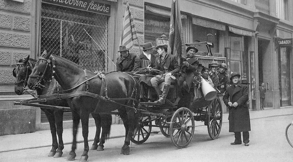 bologna_fans_on_their_way_to_the_stadium_1930s.jpg