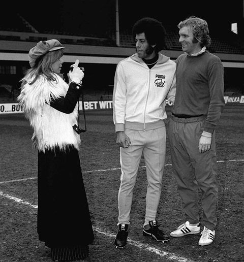 carlos_alberto_s_wife_takes_a_picture_of_him_with_bobby_moore_at_upton_park_in_1973.jpg