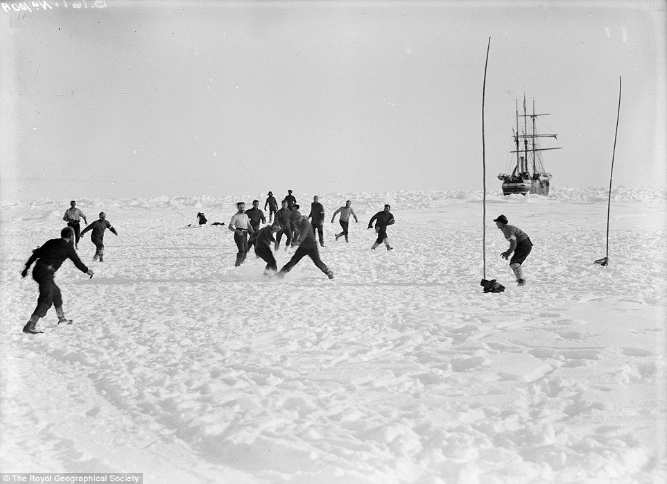 ernest_shackleton_es_tarsai_kozel_ket_even_keresztul_eltek_a_jeg_hatan_miutan_hajojuk_a_jegtablak_fogsagaba_kerult_nem_adtak_fel_inkabb_fociztak.jpg