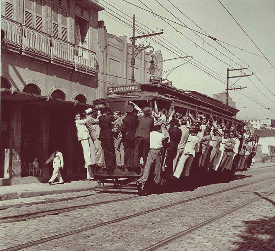 fans_on_their_way_to_estadio_s_o_januario_1942.jpg