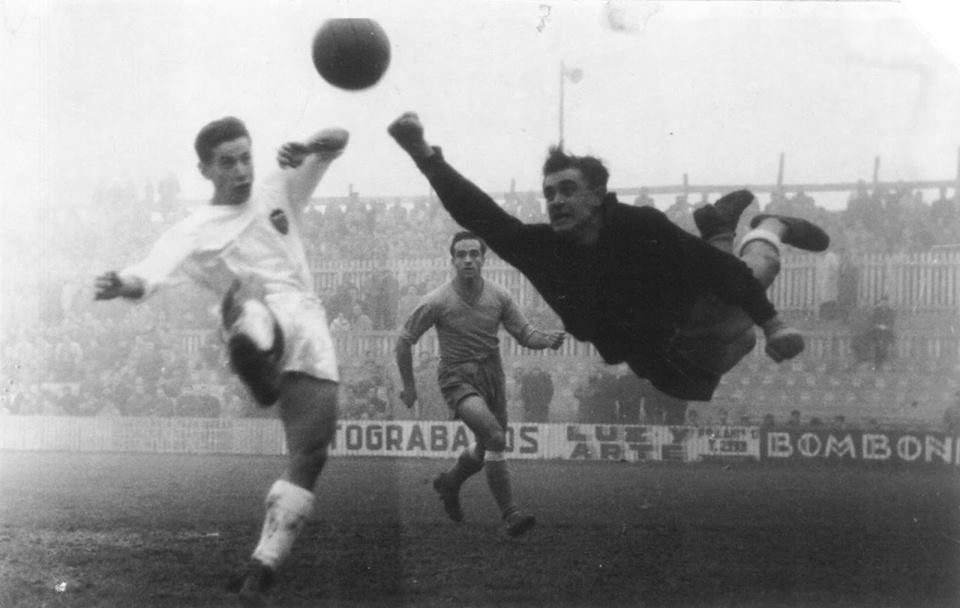 goalkeeper_enrique_yarza_in_action_for_real_zaragoza_1953-1969_in_a_match_against_valencia.jpg