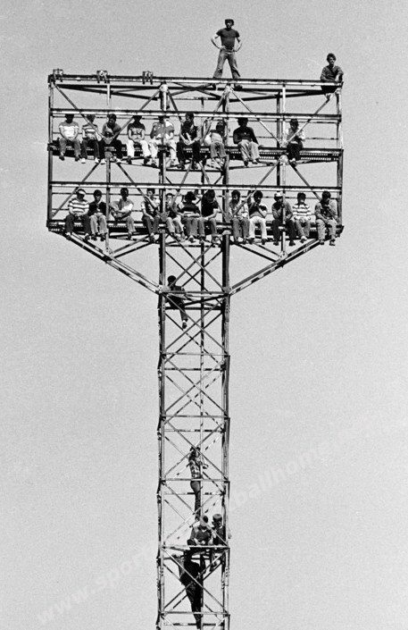 here_you_have_a_old_picture_from_the_old_sporting_cp_lisbon_stadium_called_estadio_jose_alvalade_this_game_is_from_june_of_1980_sporting_cp_vs_leiria.jpg