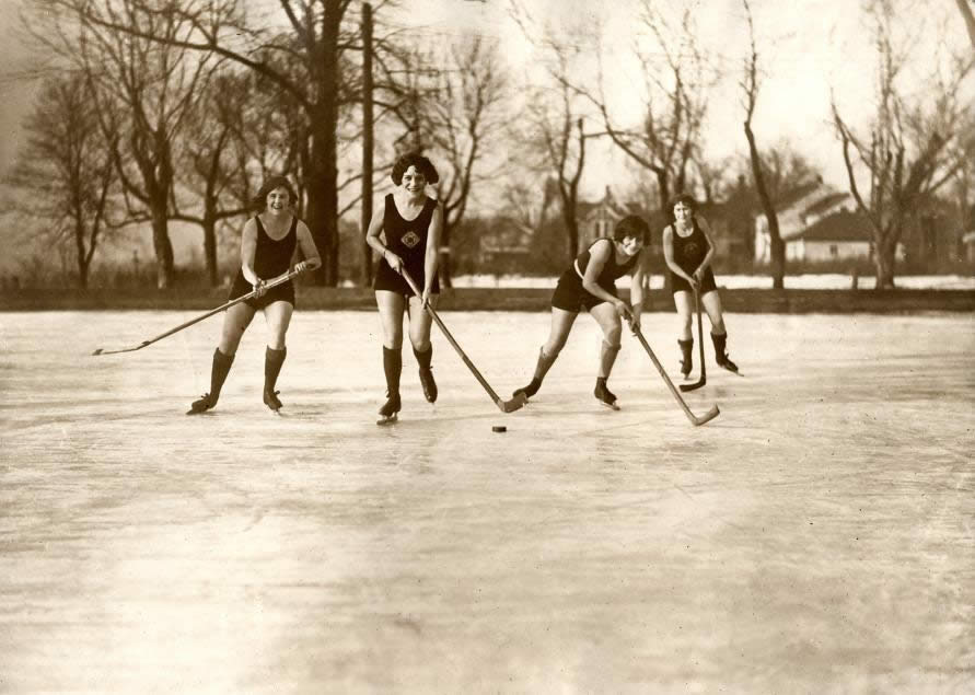 ice-hockeying_women_in_bathing_suits_minneapolis_usa_1925.jpg