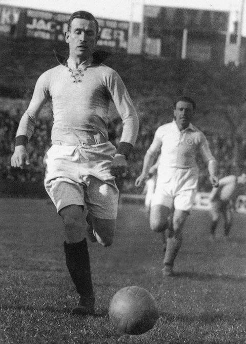 kalman_konrad_left_chased_by_bela_guttmann_wiener_amateure_vs_hakoah_wien_in_the_1920s.jpg