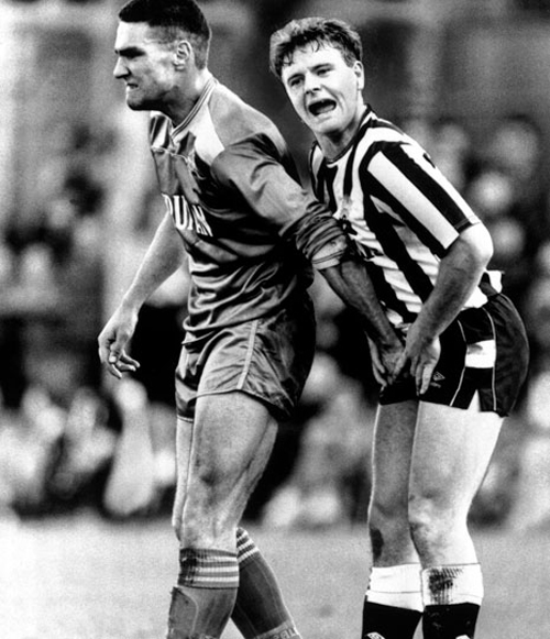 vinnie_jones_grabbed_gazza_by_his_balls.jpg