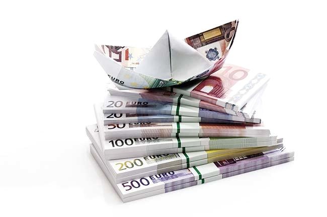 euro_paper_boat_on_bundles_of_euro_notes_close-up_13108cs-u.jpg