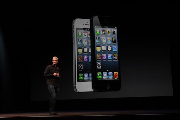 Apple_CEO_Tim_Cook_iPhone_5[1].jpg