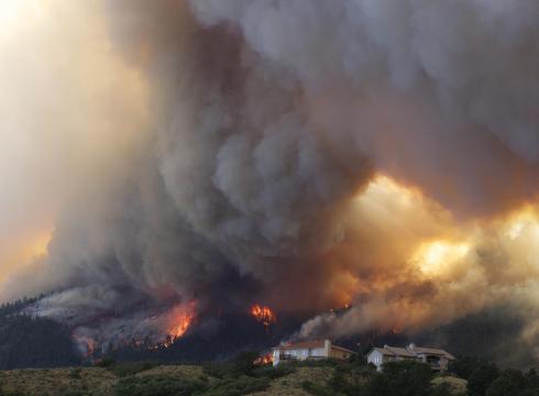 Fire-devours-homes-in-Colorado-Springs-KT1OM01T-x-large[1].jpg