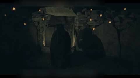 Két sötét alak, egy barlangban. Talán Luke és Rey, az Ach-To bolygón lévő Jedi templom szentéjében?