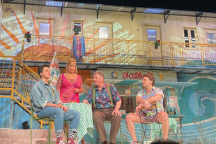 Olasz macsók, balatoni naplemente és Lady Carneval – retró szerelem a magyar tengernél: Anconai szerelmesek a Balatonon színdarab-ajánlója