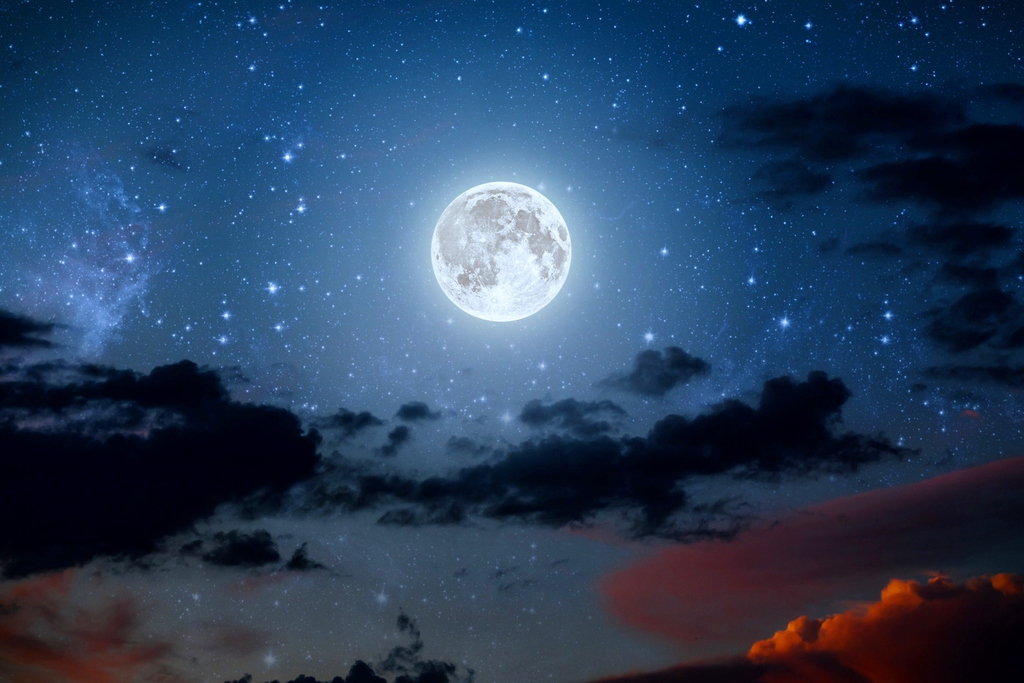 Selenofóbia - Félelem a Holdtól<br />A félelem tárgya ténylegesen a Hold. A holdfóbiások minden nap előre félnek az estétől, főleg, ha tiszta az ég. A teliholdról már nem is beszélve!<br />
