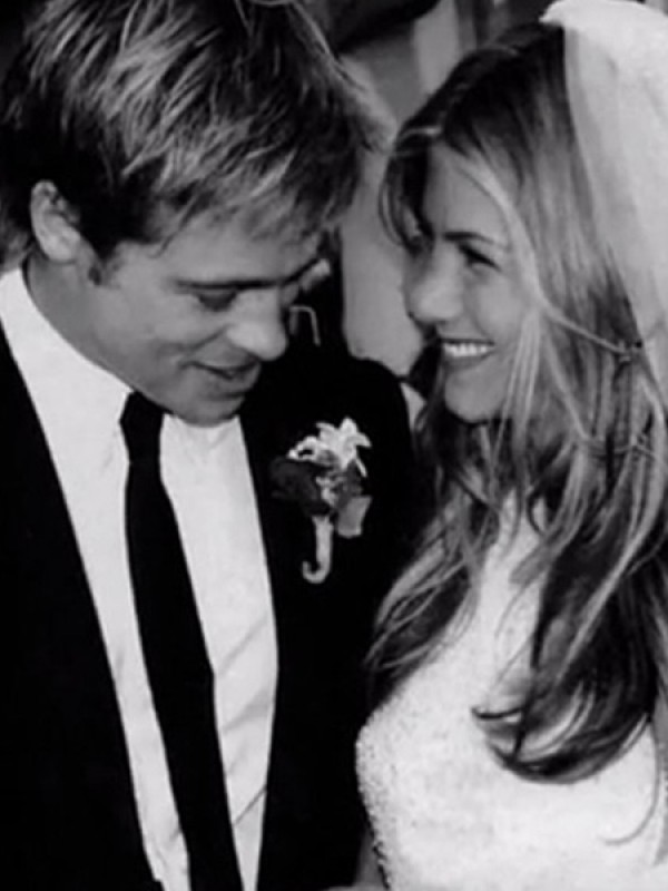 11-jennifer-aniston-wore-this-lawrence-steele-gown-when-she-married-brad-pitt-in-2000-the-dress-was-said-to-cost-50000-the-couple-divorced-five-years-later_600x450.jpg