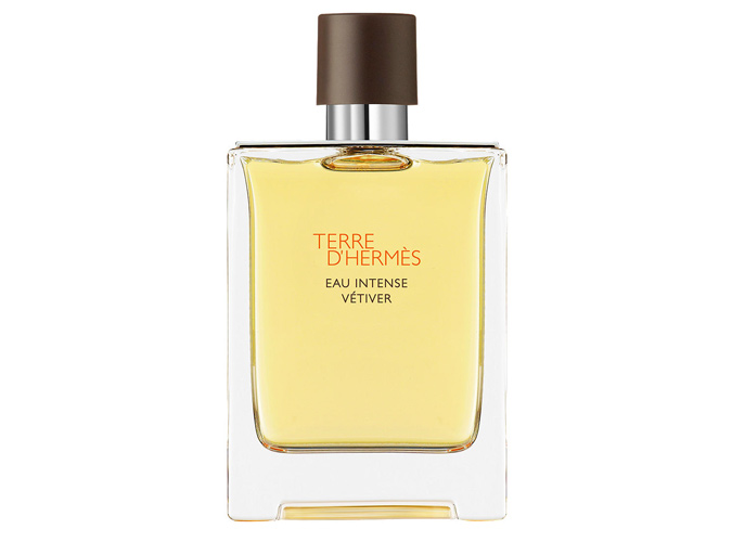 Terre d’Hermès Eau Intense Vetiver<br />A francia divatcég legújabb illatában a vetiver földi szelídsége és a tüzes szecsuáni bors kellemes hatása keveredik. Ettől az illat egy kifejezetten férfias, letisztult hatást kelt, ami lehetővé teszi azt, hogy a legjobb day time parfümként használd.