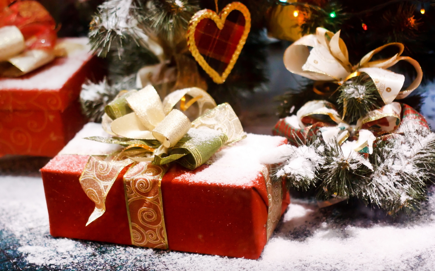 christmas-gifts-under-the-christmas-tree-1440x900-wide-wallpapers_net.jpg