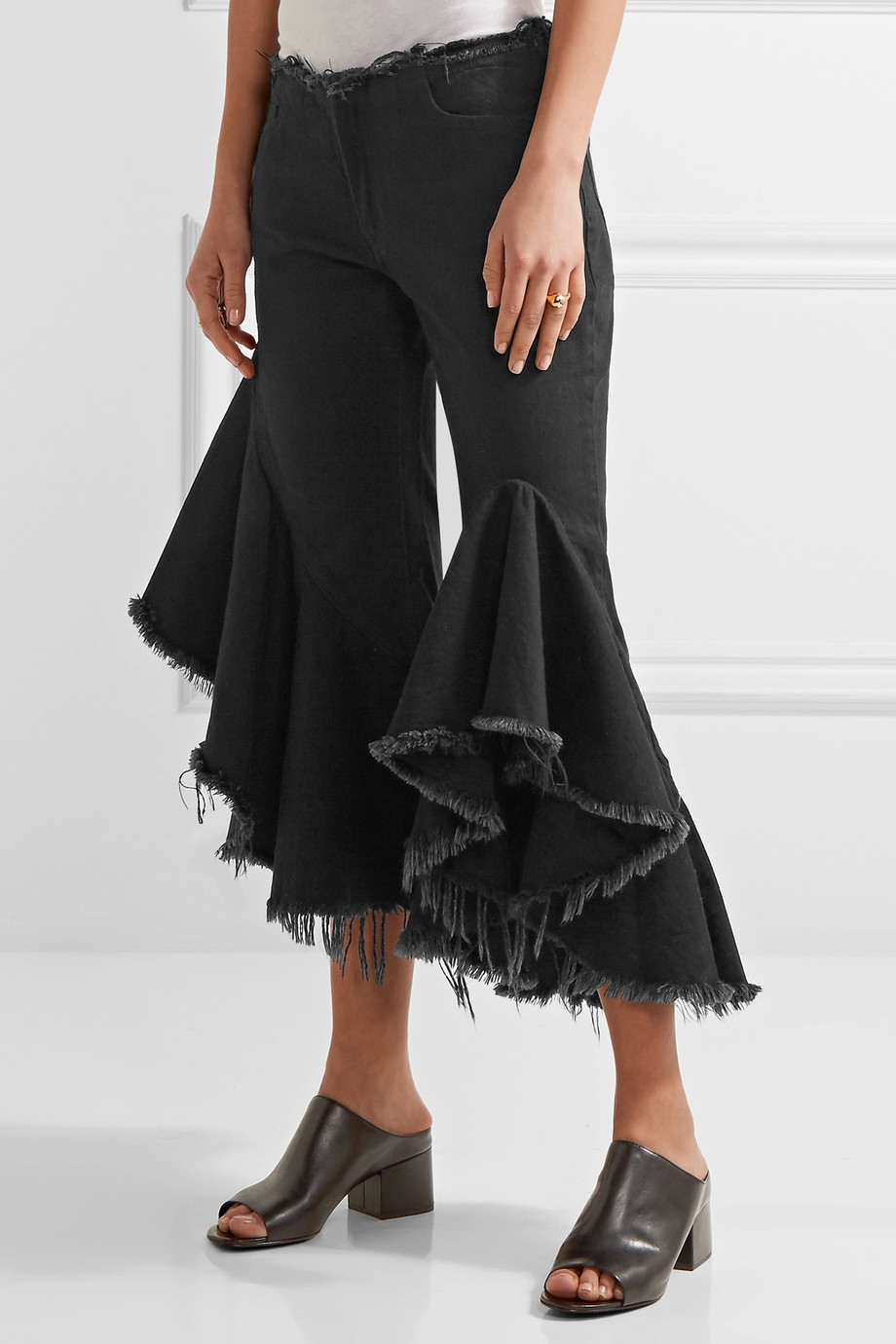 Mega-giga fodrok, <a href=‘https://www.net-a-porter.com/hu/en/product/805290/Marques_Almeida/ruffled-frayed-low-rise-flared-jeans‘ target=‘_blank‘>Marques‘ Almeida</a></p>