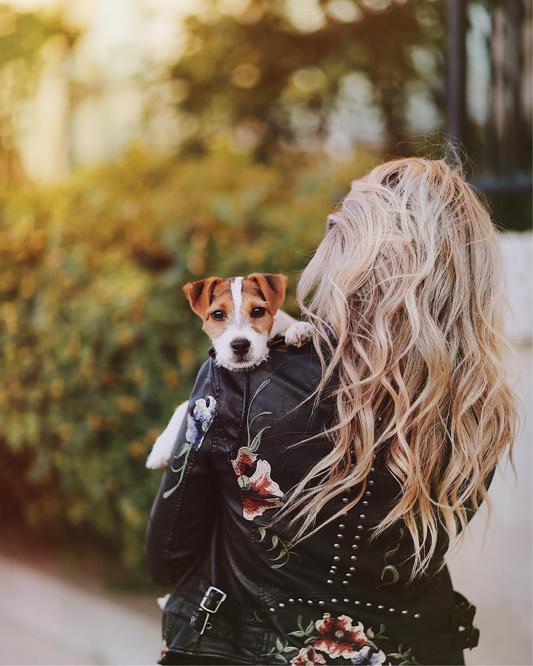 A hímzés idén minden formában nagyon menő – ha most vásárolsz bőrdzsekit, ezt a lehetőséget mindenképpen fontold meg! <br />Stephsterjovski/Instagram