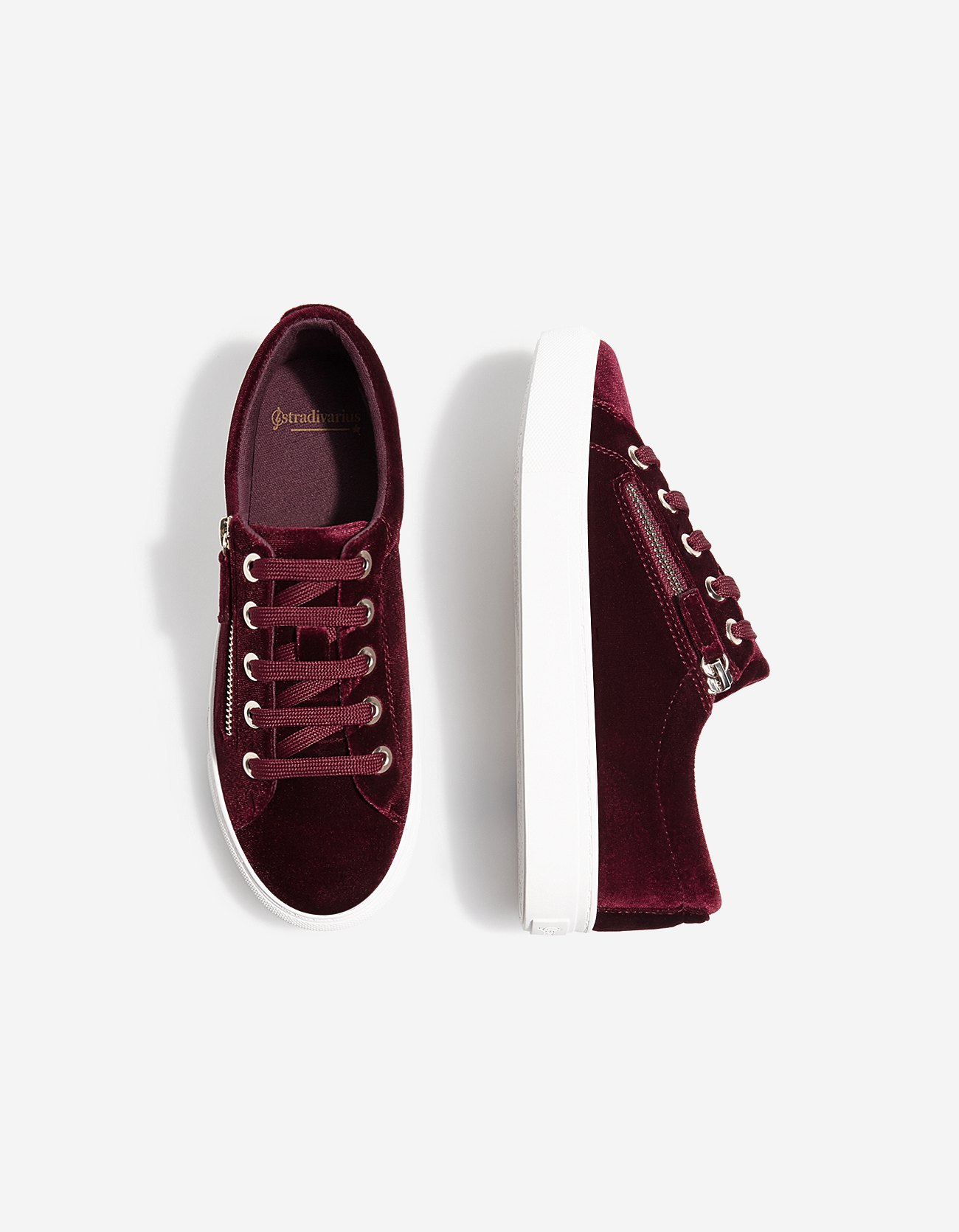 <a href=‘https://www.stradivarius.com/hu/woman/shoes/trainers/velvet-plimsolls-with-zip-c1399023p300327507.html?colorId=025‘ target=‘_blank‘ rel=‘noopener noreferrer‘>Stradivarius</a></p>