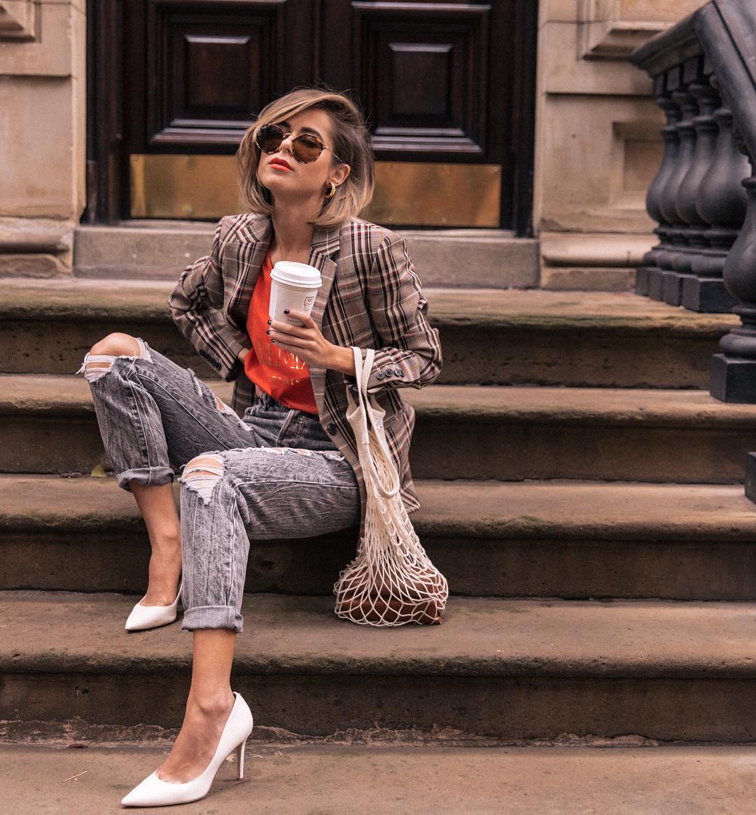 Ha kabátot vagy zakót vennél mostanában, mindenképpen egy barnás-szürkés, kockás darabban gondolkozz.<br />@thestylebungalow/Instagram<br />