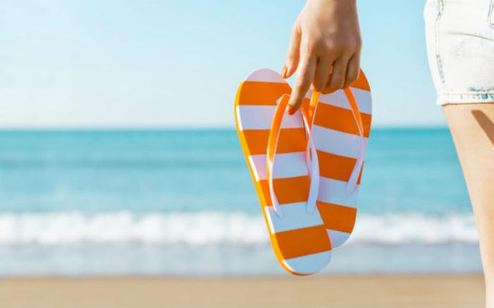 woman_holding_flip_flops_dragonstock_fotolia_large.jpg