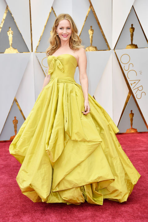 gallery-1488152654-hbz-oscars-leslie-mann.jpg