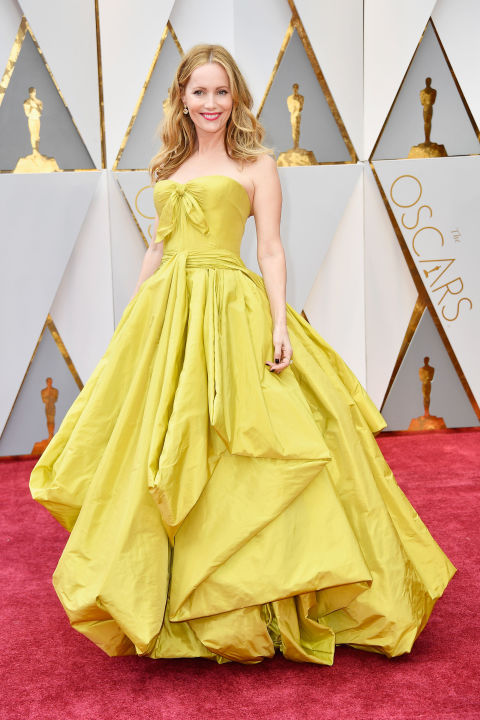 gallery-1488152654-hbz-oscars-leslie-mann.jpg