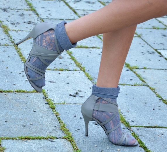cristina-surdu-blog-sandals-socks-style-2.jpg