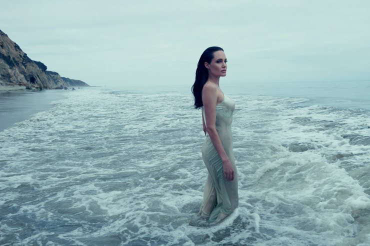 angelina-jolie-by-annie-leibovitz-for-vogue-us-november-2015-5.jpg