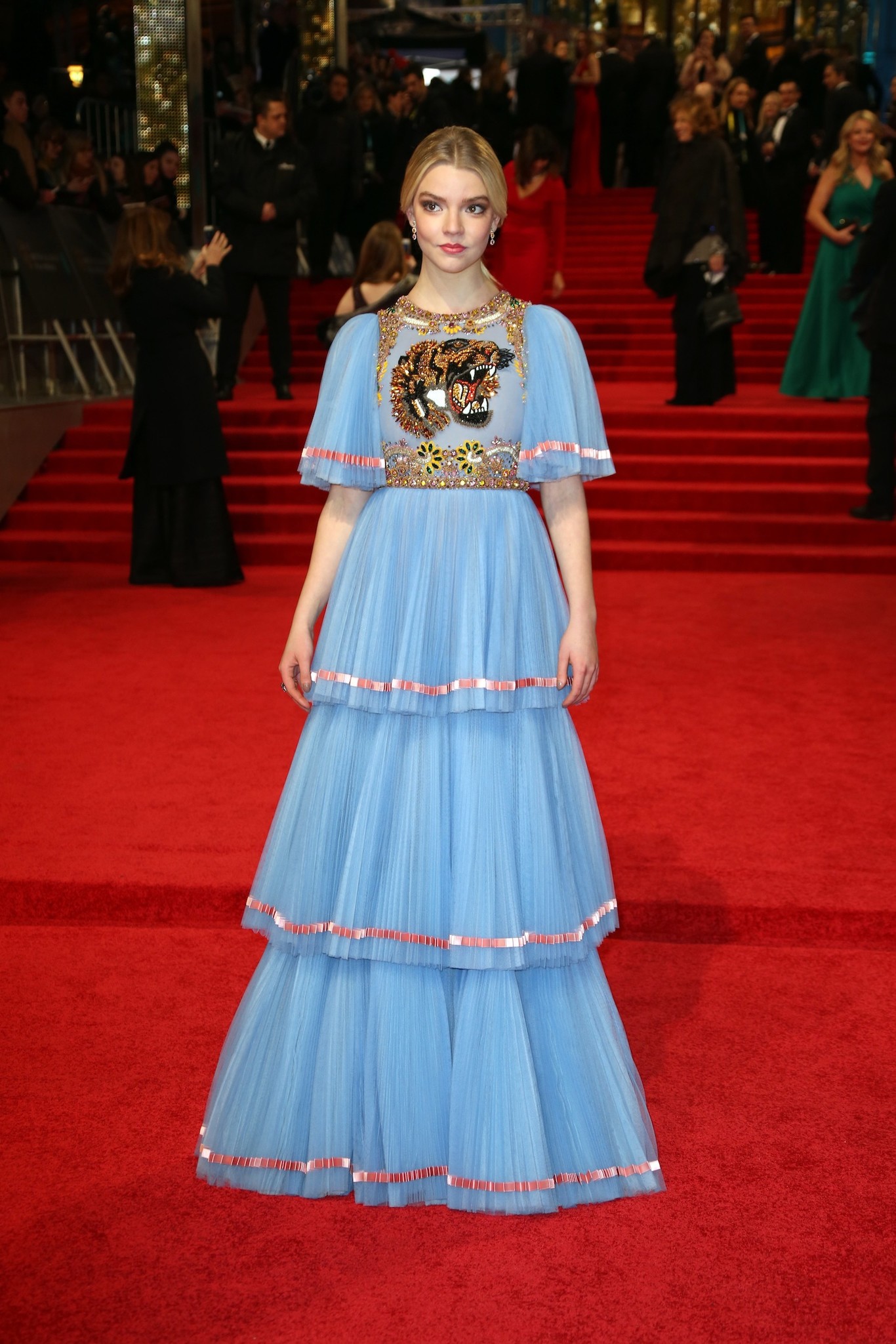 Anya Taylor-Joy - világoskék, fodros Gucciban. Érdekes.