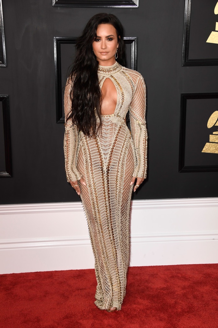 Demi Lovato - Julien MacDonald ruhában öltözött töltött galambnak.