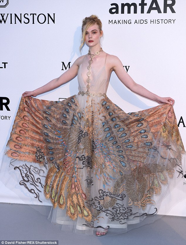 elle_fanning_valentino.jpg