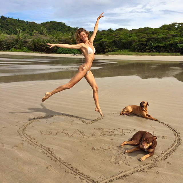 gisele-bundchen-beach-dogs.jpg