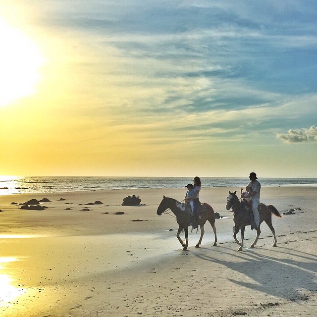 gisele-bundchen-beach-horses.jpg