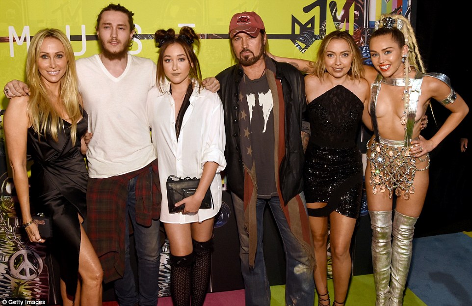 vma-miley-family.jpg