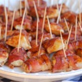 Baconbe csomagolt BBQ-s csirkefalatok