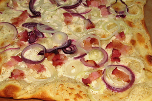 Elsässer Flammkuchen (Elzászi kenyérlángos)