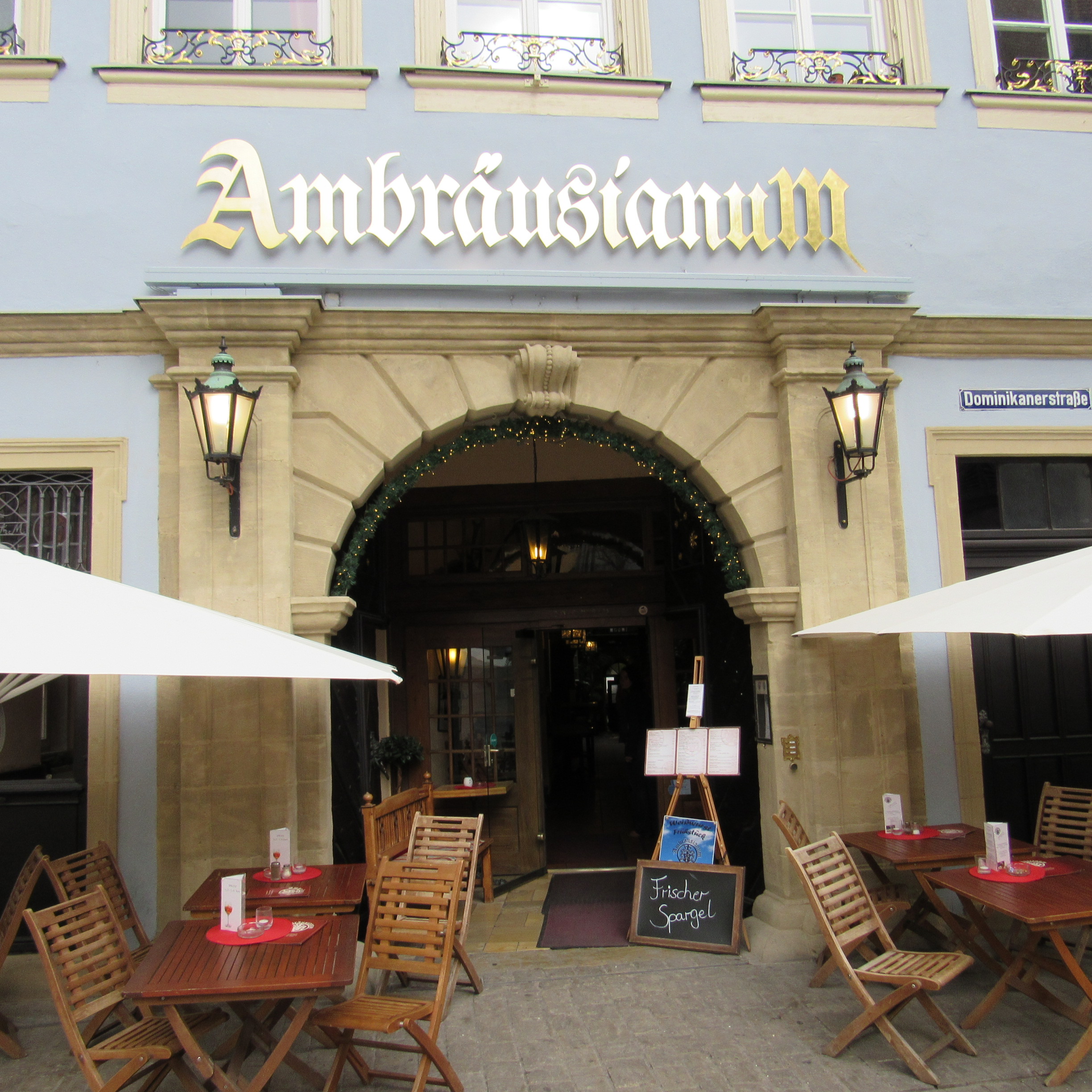 Az Ambräusianum bejárata
