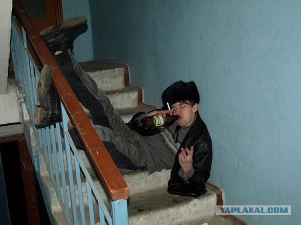 russian-social-network-drunk-on-stairs_0.jpg