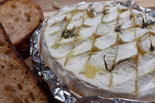 Sült fehérpenészes sajt avagy fondü háncsdobozban