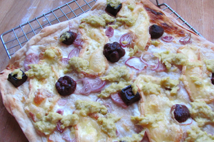 Tarte flambée pórémártással, birssel és munster sajttal